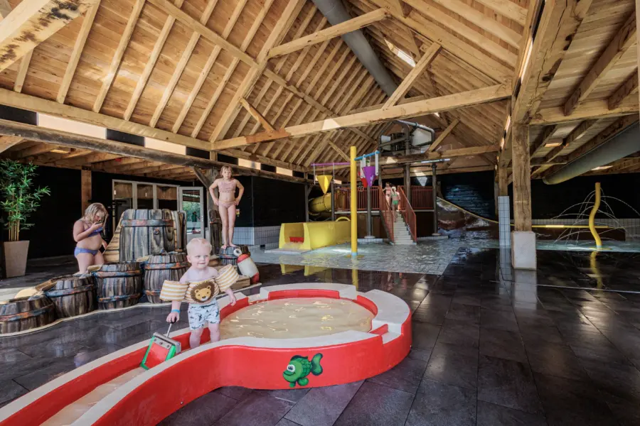 Overdekte waterspeeltuin recreatiepark kaps tubbergen